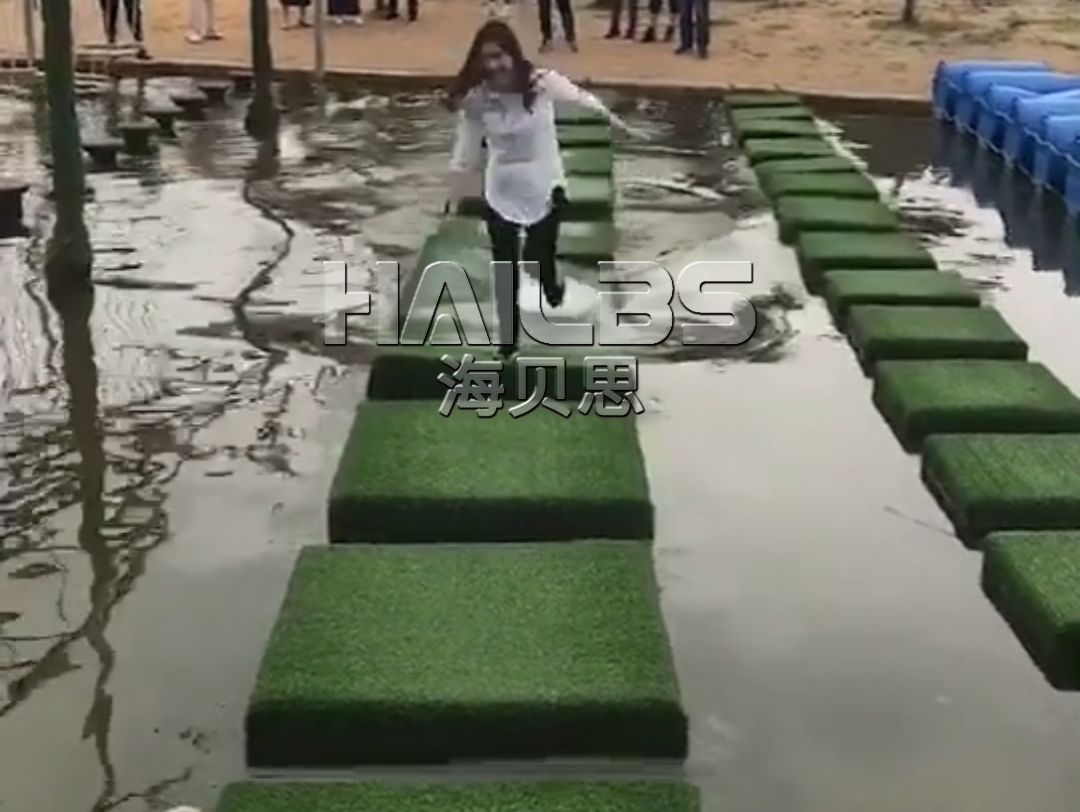 水上拓展项目水上浮桥