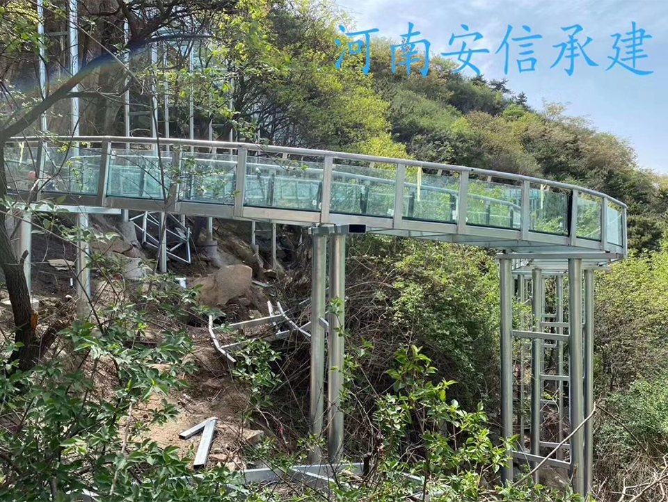 河南南阳七峰山景区空中玻璃漂流