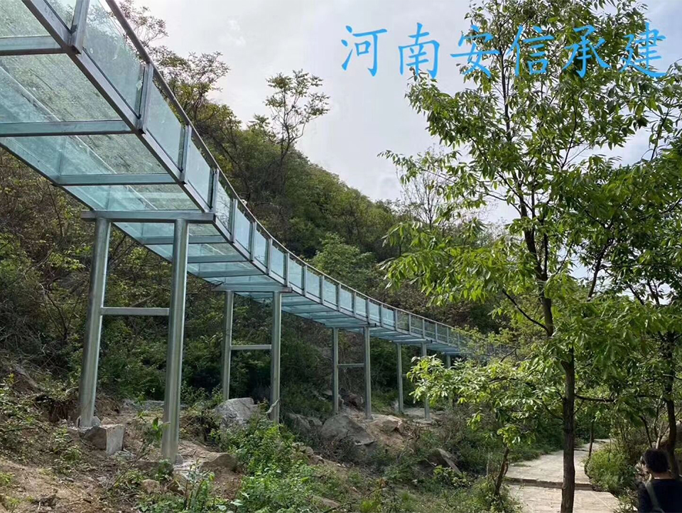 河南南阳七峰山景区空中玻璃漂流