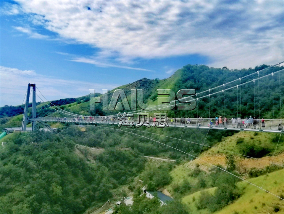 玻璃吊桥--横跨两山的桥梁